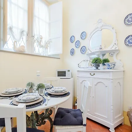 Charming Garden Flat In Historic 아파트 *