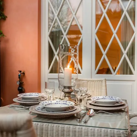 Charming Garden Flat In Historic 아파트