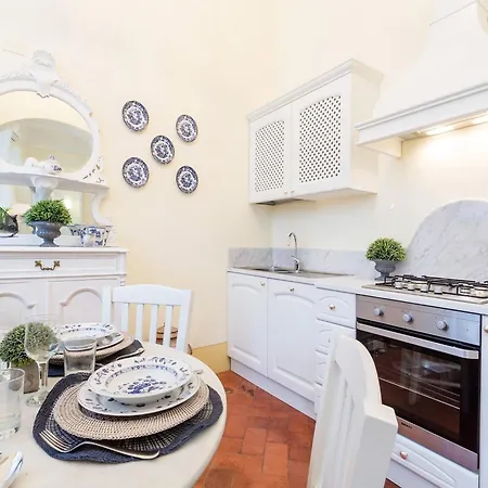 Charming Garden Flat In Historic 아파트